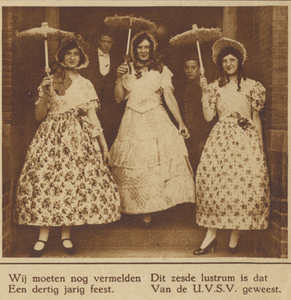 872425 Afbeelding van drie verklede jongedames bij de viering van het 6e lustrum van de Utrechtsche Vrouwelijke ...
